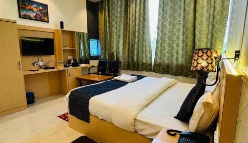 Deluxe Double Room (2 Adults + 1 Child)