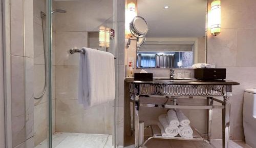 Junior King Suite Loft with One King and Two Twin Beds - Lounge Access