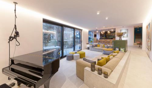 Four-Bedroom Deluxe Apartment