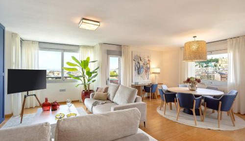 Four-Bedroom Apartment with Balcony 