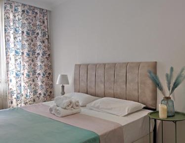Deluxe Two-Bedroom Apartment with Garden View