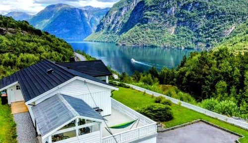 Three-Bedroom Deluxe Apartment