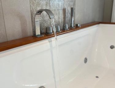 Queen Room with Spa Bath