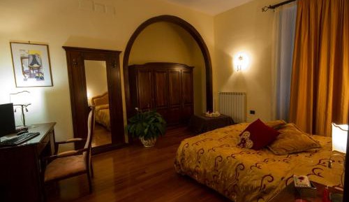 Queen Room with Shared Bathroom