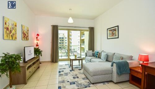 One-Bedroom Apartment with Pool View