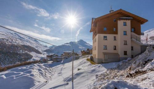 Apartment with Mountain View