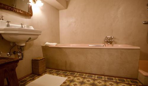 One-Bedroom Apartment with View