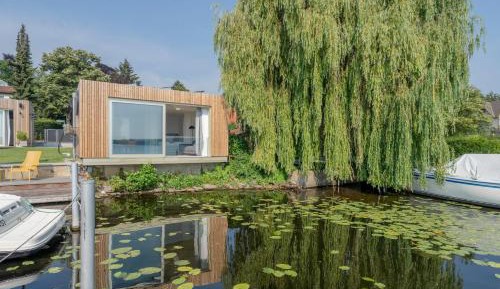 One-Bedroom Apartment with Lake View