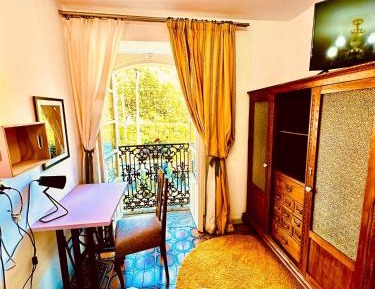 Single Room with Shared Bathroom