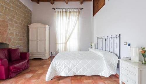 Deluxe Room (2 Adults + 1 Child)