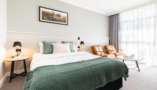 Queen Room with Pool View - Renovated