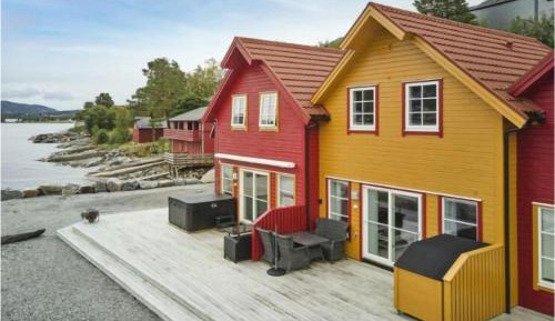 Three-Bedroom Holiday Home 