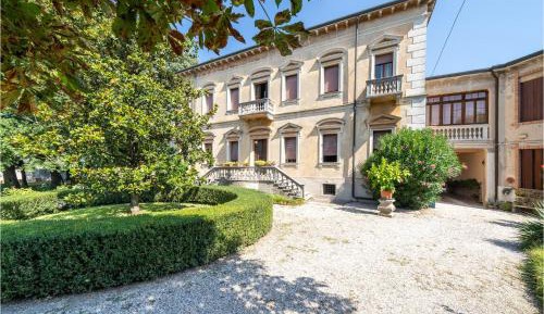 Five-Bedroom Holiday Home