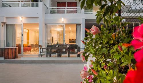 Four-Bedroom Apartment with Pool View