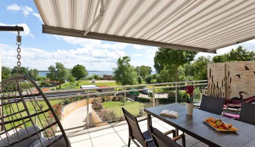 One-Bedroom Apartment with Lake View