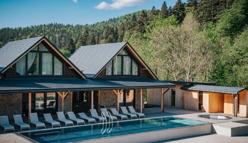 Four-Bedroom House with Jacuzzi