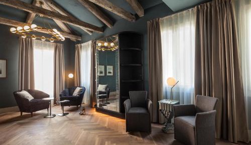 King Suite with canal view and spa