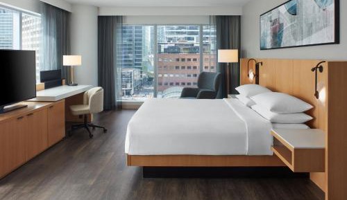 Large Luxury Studio with King Bed and Sofa Bed and CN Tower View