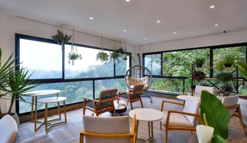 Apartment with Mountain View