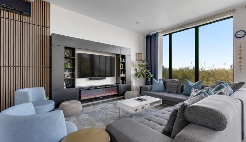 Five Bedroom Holiday Home