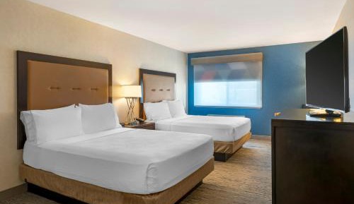 Standard Queen Room with Two Queen Beds and Mobility Accessible Tub