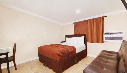 Deluxe One Queen Bed plus Sofabed