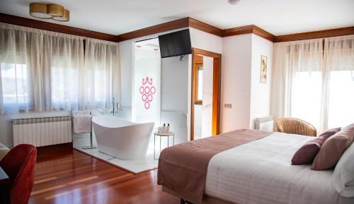 Deluxe Suite with Spa Bath