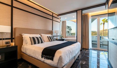 Executive Suite with Bathtub