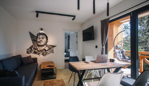 Apartment with Balcony and Mountain View