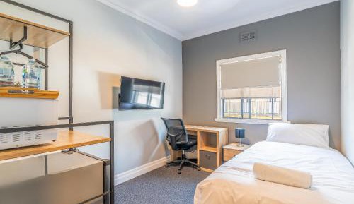 Arran Single Desk With Shared Bathroom & No A/C