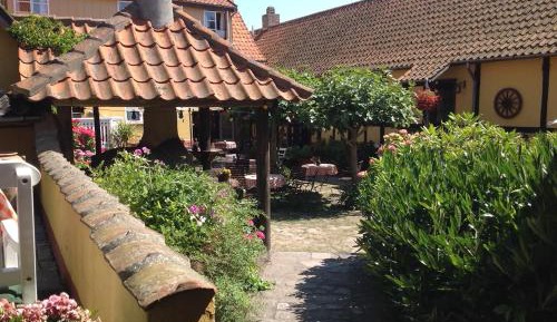 Family Room (2 Adults + 2 Children)