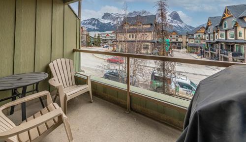 Apartment with Mountain View