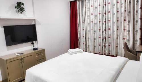 Four-Bedroom Apartment with Balcony 