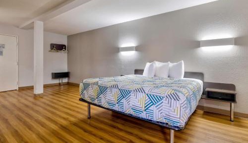 King Room with Roll-in Shower - Disability Access - Non-Smoking