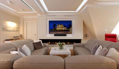 Four-Bedroom Apartment with Balcony 