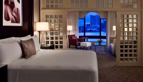 Mobility/Hearing Accessible One-Bedroom Ambassador Suite, Roll-in Shower 