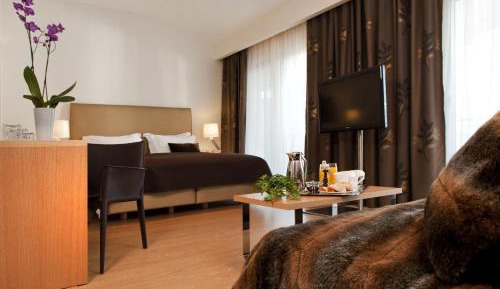 Luxury Suite with front Lake View