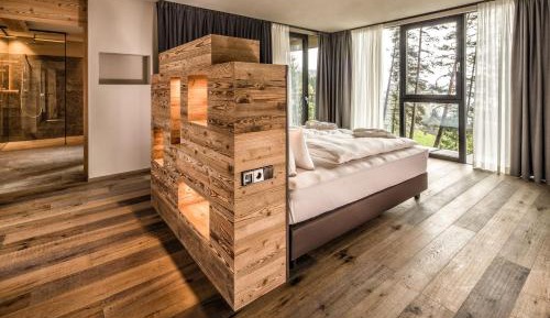 Deluxe Suite with Spa Bath