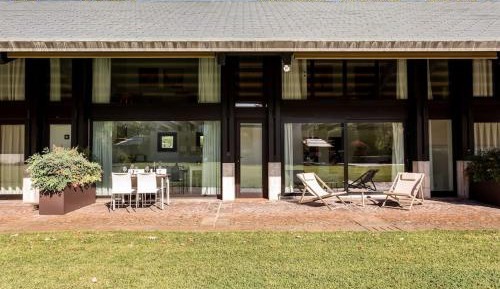 Apartment with Garden View