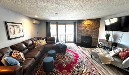 Apartment with Mountain View