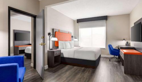 Deluxe Suite with Two King Beds - Non-Smoking