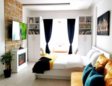 Apartment with Mountain View