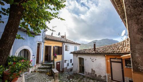 Apartment with Mountain View