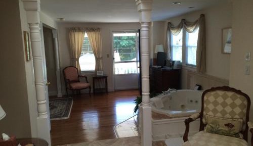 Queen Suite with Spa Bath