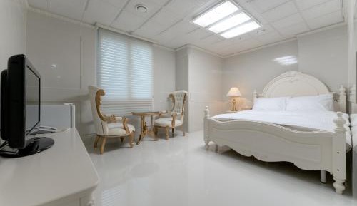 Deluxe Double (parking lot side)