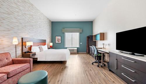 King Studio Suite with Roll-In Shower - Mobility Accessible