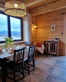 Apartment with Mountain View