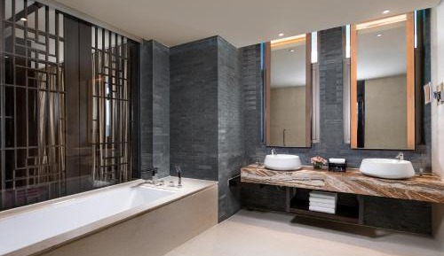 One-Bedroom Suite with Balcony, Kitchen & Sofa Bed