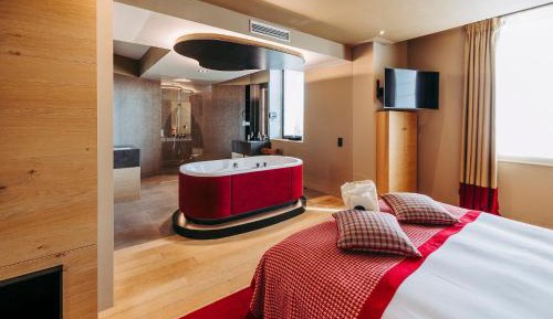 Deluxe Suite with Spa Bath