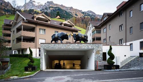 Apartment with Mountain View